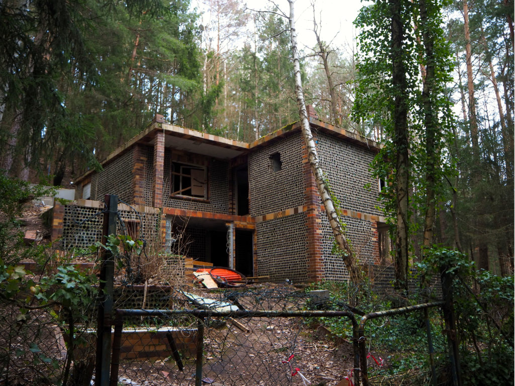 Das verlassene Flaschenhaus im Wald Lost Place