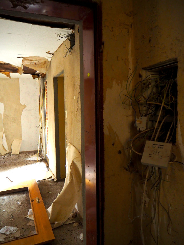 Vandalismus im mittlerweile unbewohnten Haus aus Flaschen