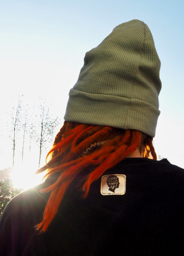 silbernes Kunstleder Label von alles-für-selbermacher und Hipster Beanie