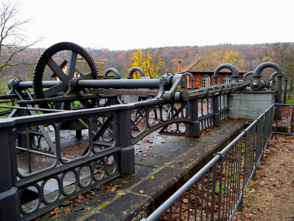 altes Salinenpumpwerk, die gusseiserne Freipumpe mit acht Kolbenpumpen.
