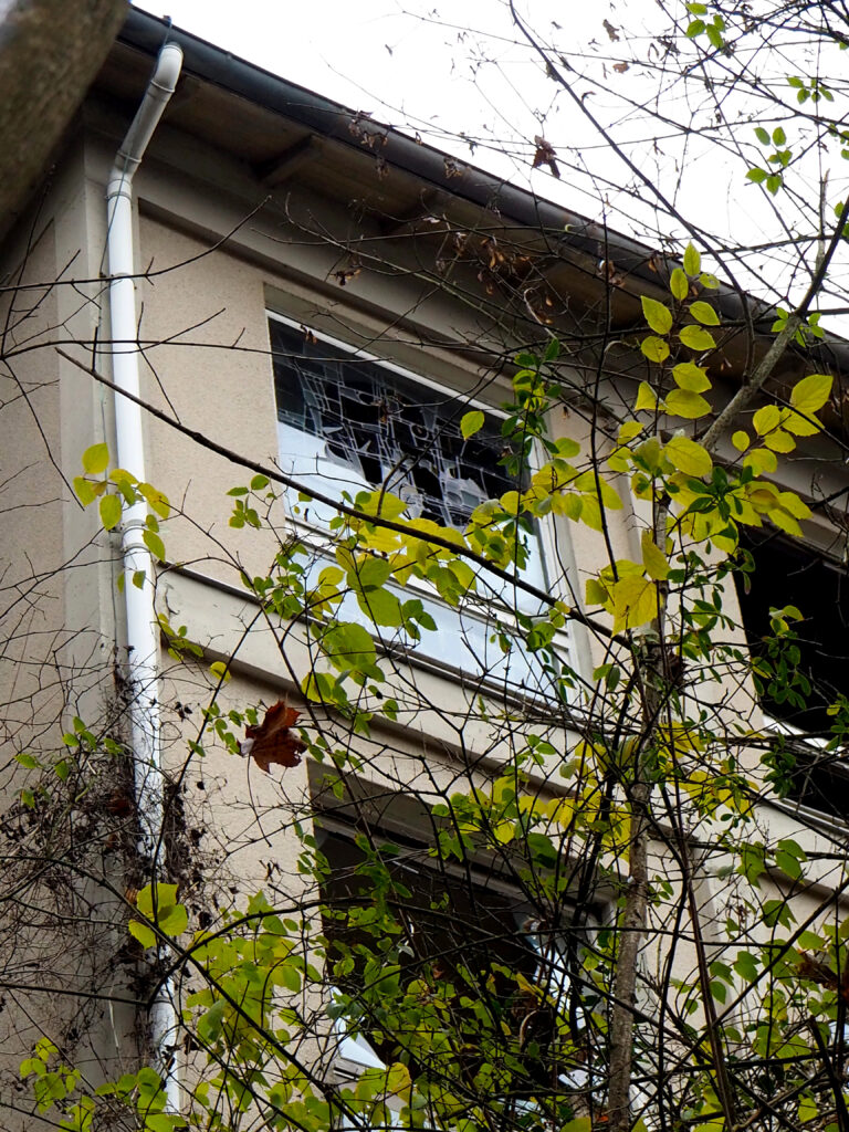 Buntes Fenster im verlassenen Waisenheim Lost Place
