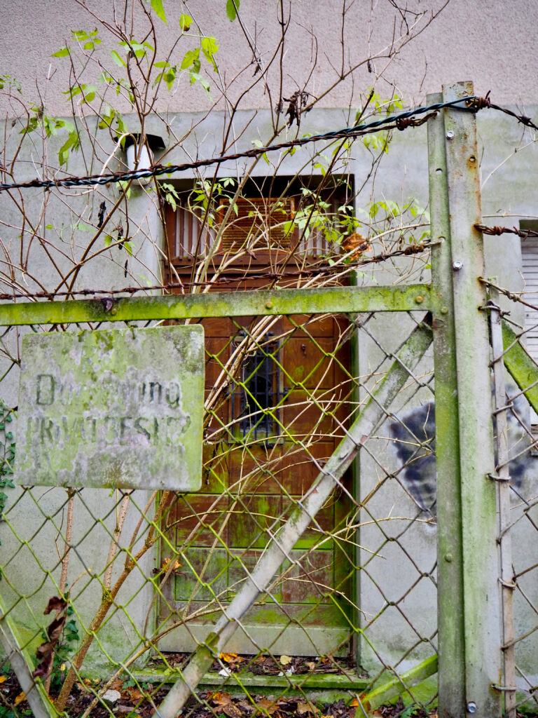 Eingang zum verlassenen Kinderheim in Bad Kissingen