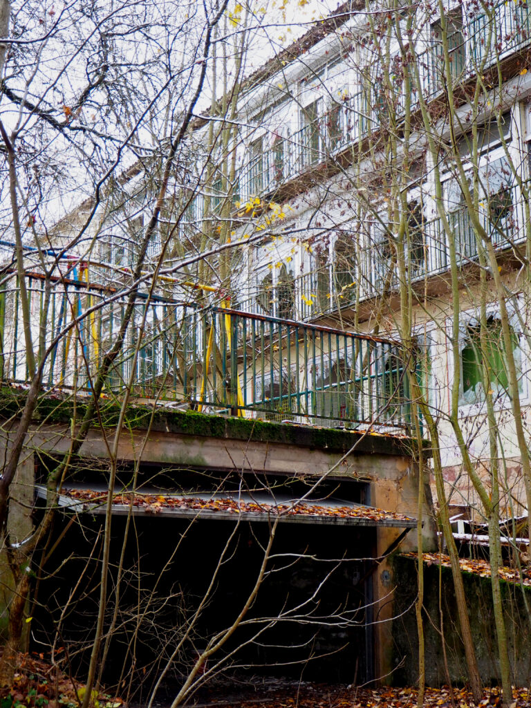 Hintere Fassade des verlassenen Waisenheims urbex explorin