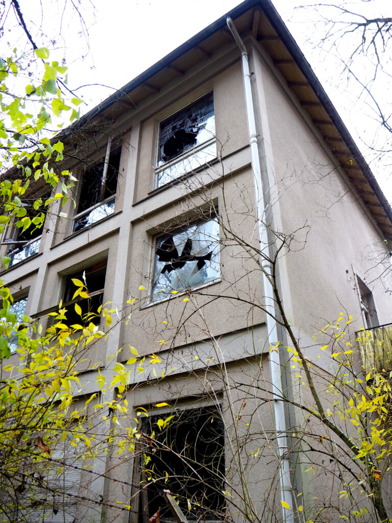 verlassenes Kinderheim zerbrochene Fenster