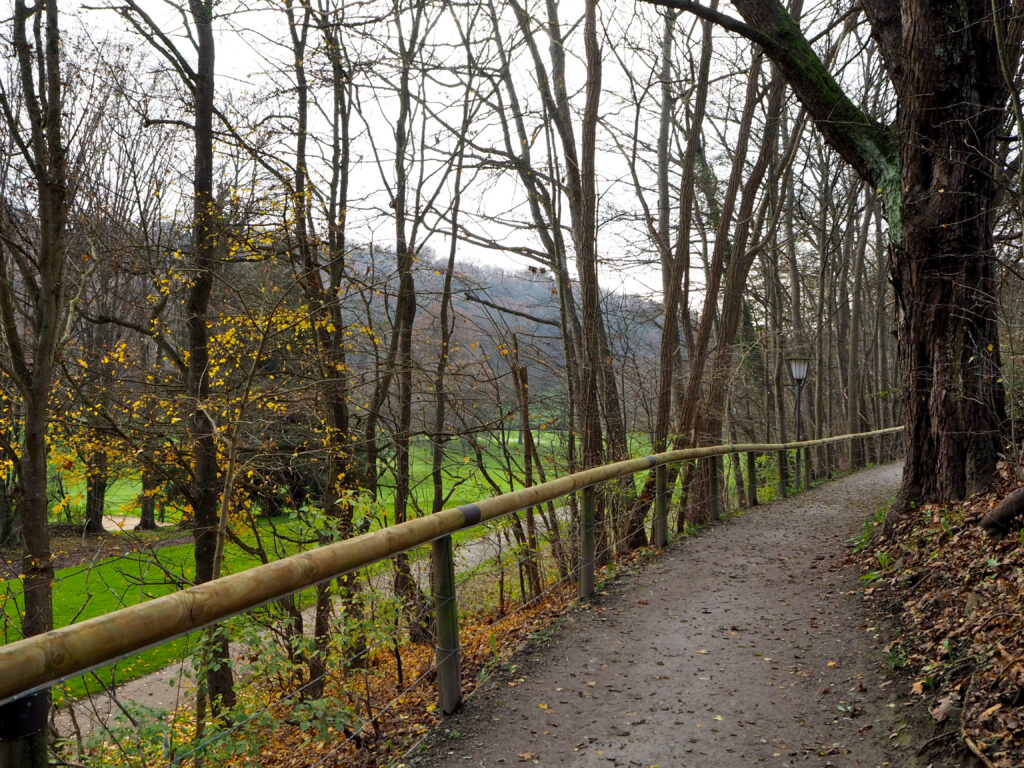 Der Wanderweg führt vorbei am Golfplatz von Bad Kissingen