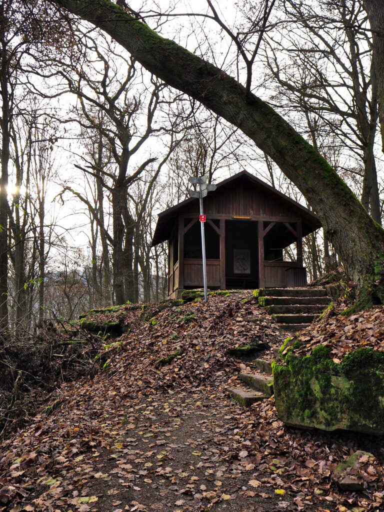 Die Wichtelhöhlenhütte auf der Wichtelhöhlentour