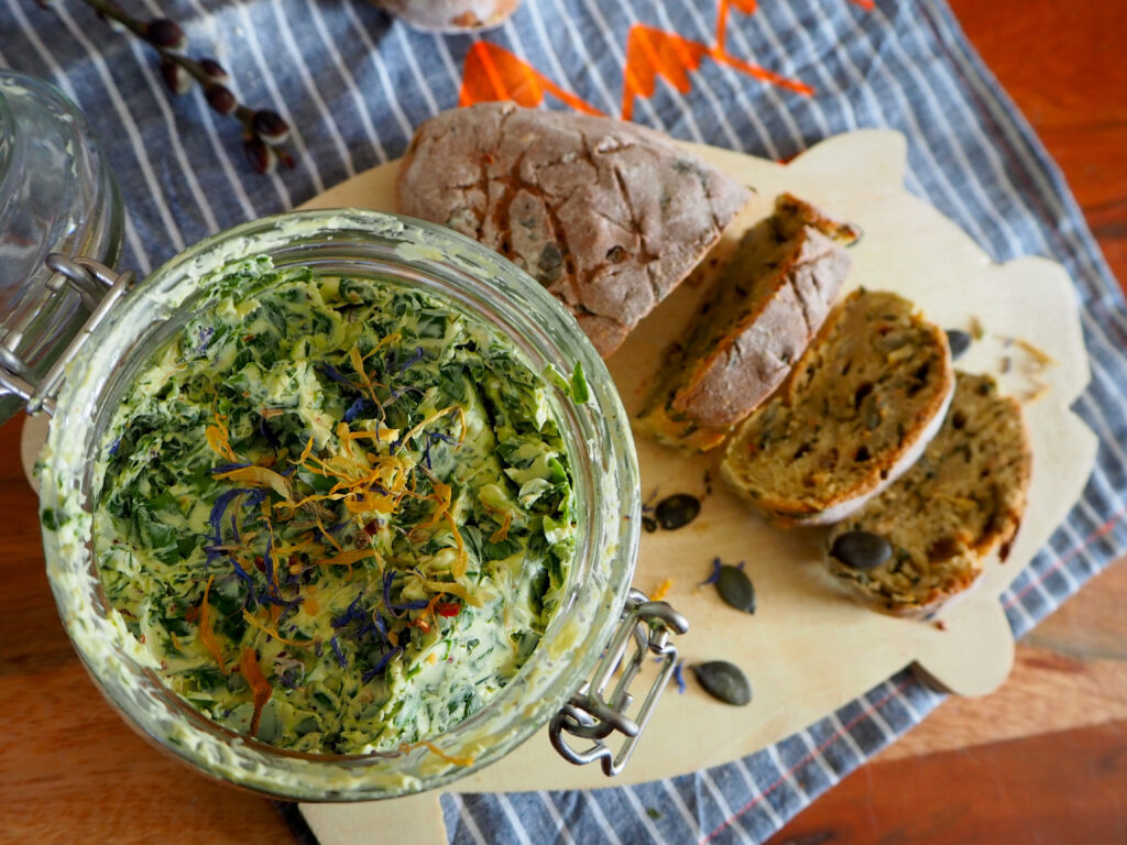 Rezept für selbstgemachte Bärlauchbutter und Bärlauchbaguette