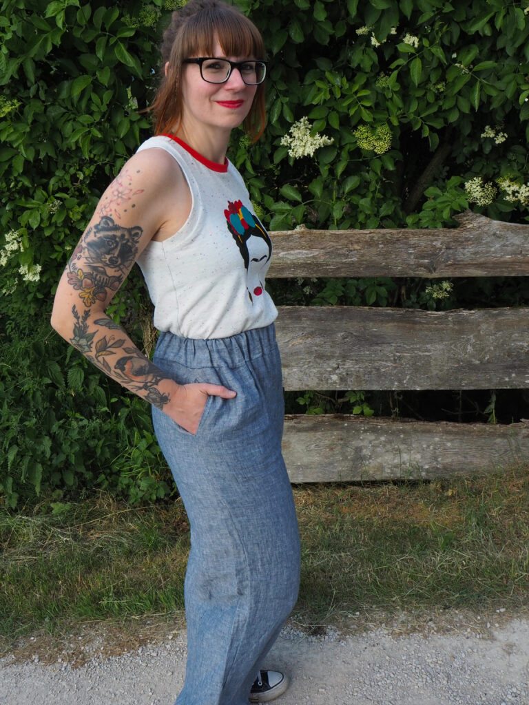 Weite genähte Sommerhose aus Leinenstoff