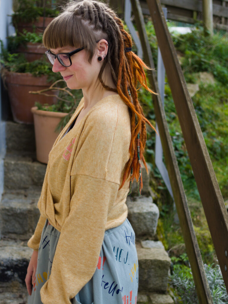 Mein genähter Wickelpullover Schnittmuster Limara von der Seite