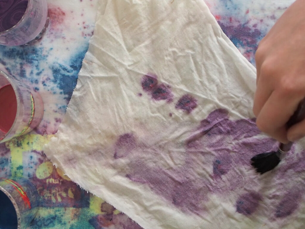 Batikdruck selber machen - feuchten Stoff mit Siebdruckfarbe bemalen