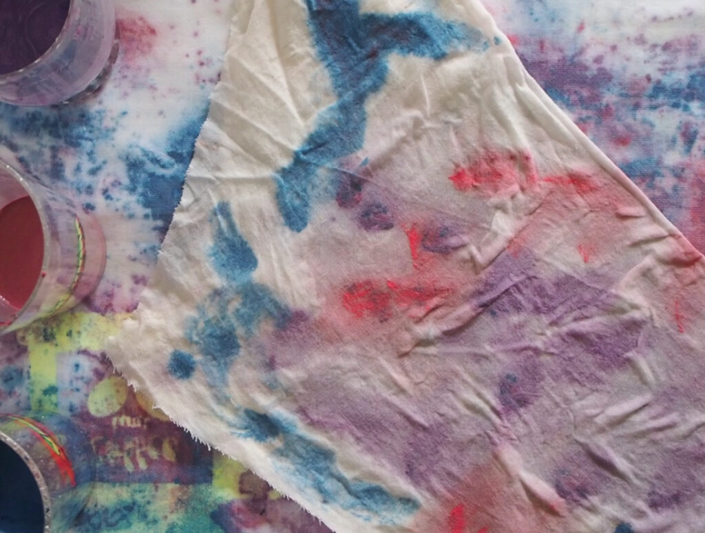 Tye Dye mit Siebdruckfarbe - verwende unterschiedliche Farben