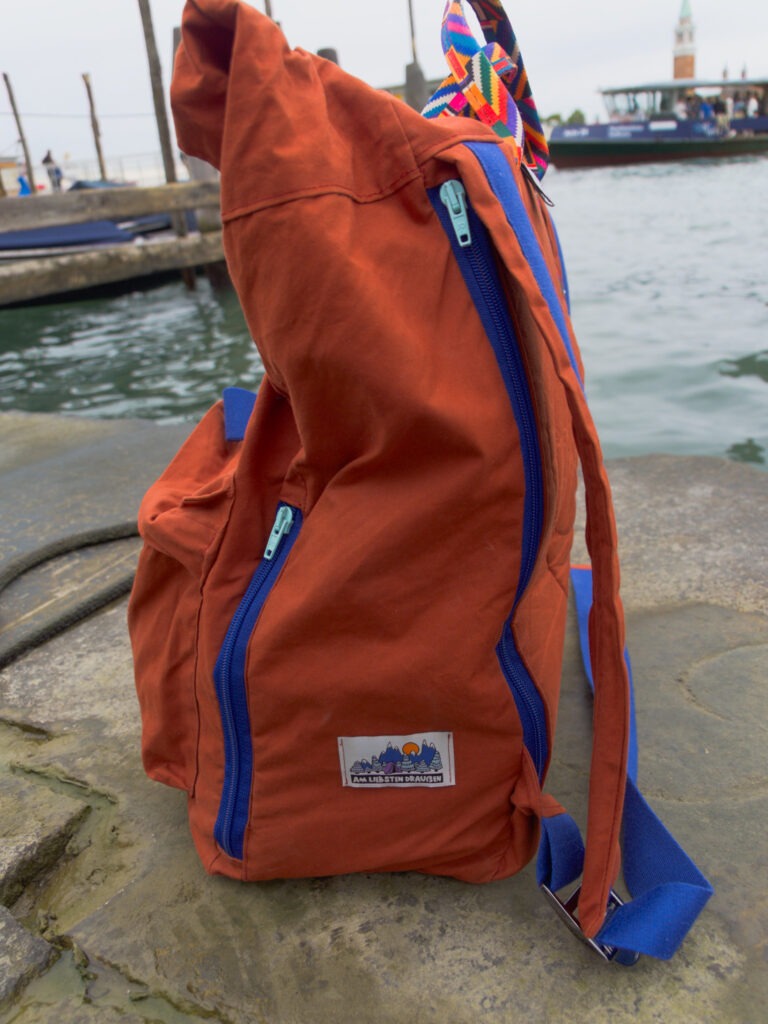 Laptoptasche und Geheimfach am selbstgenähten Rucksack