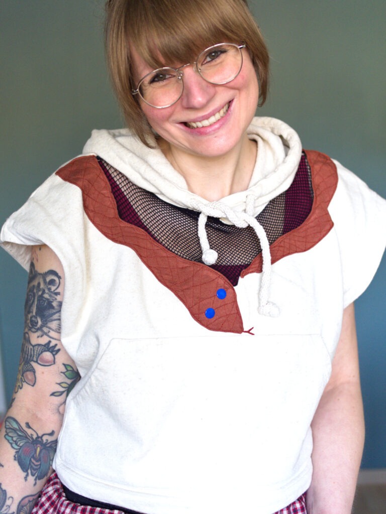 Shirt Upcycling Netzeinsatz mit Schlangenapplikation 
